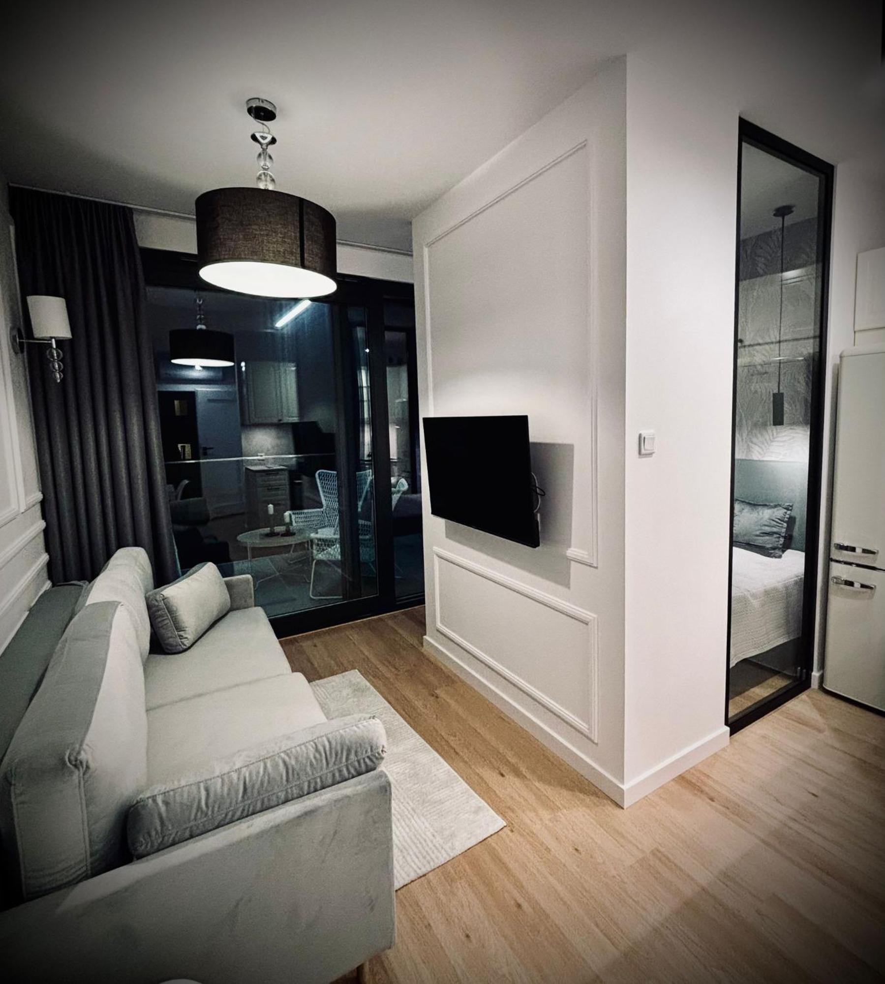 Apartment White Glove Deluxe Warminski Port *