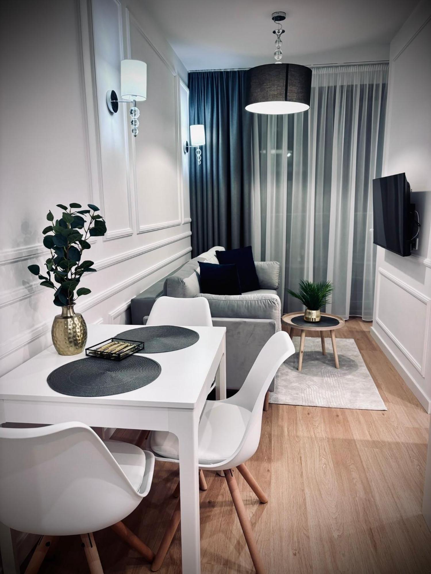 Apartment White Glove Deluxe Warminski Port